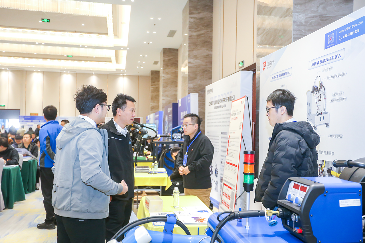 江苏PA直营携便携式智能焊接机器人亮相2025船舶工业数智化创新技术交流大会 江苏PA直营携便携式智能焊接机器人亮相2025船舶工业数智化创新技术交流大会