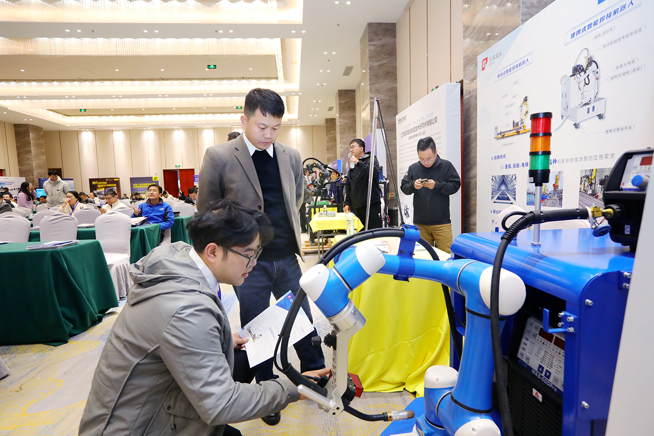 江苏PA直营携便携式智能焊接机器人亮相2025船舶工业数智化创新技术交流大会 江苏PA直营携便携式智能焊接机器人亮相2025船舶工业数智化创新技术交流大会